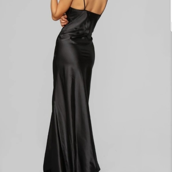 Figure Hugging Satin dress - Picture 4 of 5